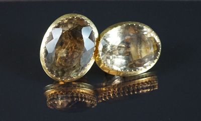 une paire de boucles d'oreilles en quartz topaze jaune sur un fond noir