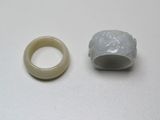 une bague et un morceau de plastique posés sur une table