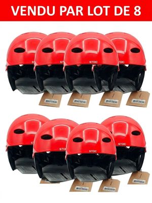 six casques rouges et noirs sont alignés sur une boîte en carton