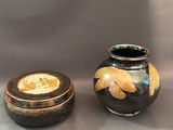 deux vases posés l'un à côté de l'autre sur une table