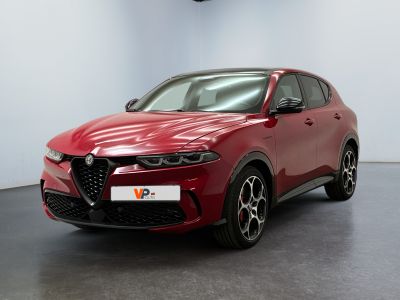 un SUV Alfa rouge garé dans un showroom