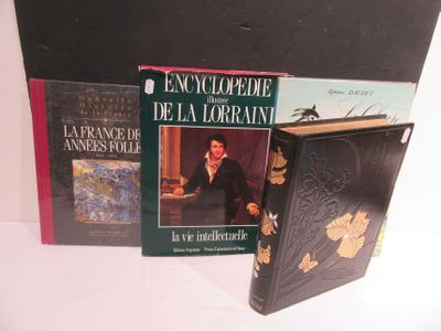 plusieurs livres sont posés les uns à côté des autres sur une surface blanche