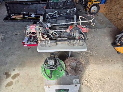 un petit moteur posé sur une table dans un garage
