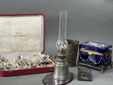 un plateau en argent et des couverts en argent dans un coffret rouge