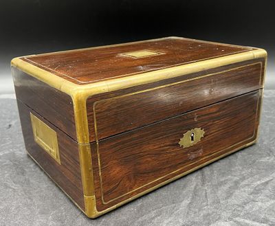 une boîte ancienne en bois avec des ferrures en laiton sur le couvercle
