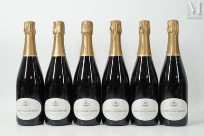 six bouteilles de champagne sont alignées