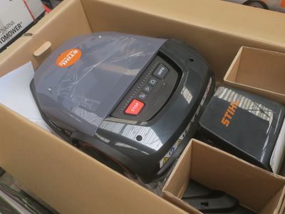 un carton contenant un aspirateur et d'autres objets