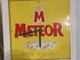 a picture of a sign that says metror on it