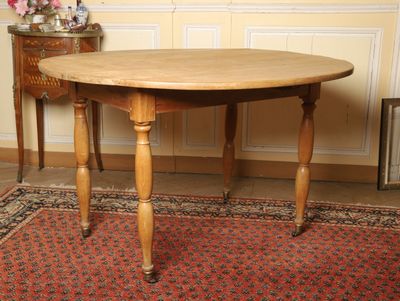 une table en bois avec un plateau en bois posée sur un tapis
