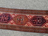 tapis posé par terre à côté de l'ombre d'une personne