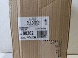 une boîte en carton sur laquelle est collée une étiquette de prix