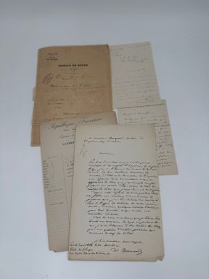 quelques vieux papiers sont empilés les uns sur les autres sur une table