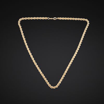 un collier en or avec une chaîne sur fond noir