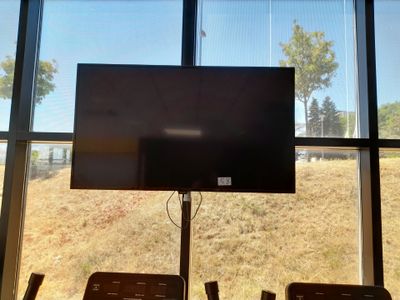 un téléviseur à écran plat fixé au mur d'une pièce