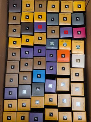 De nombreuses boîtes de différentes couleurs et tailles sont empilées les unes sur les autres.
