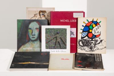 Plusieurs livres sont posés les uns à côté des autres sur une table blanche.