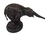 une statue d'éléphant posée sur un socle