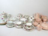 de nombreux types de tasses et soucoupes pour le thé et le café