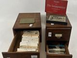 une paire de classeurs en bois, avec des livres posés dessus et un livre en bas