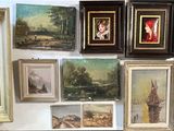 de nombreuses photos encadrées sur le mur d'une pièce