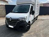 la camionnette blanche est garée sur le parking à côté d'un bâtiment
