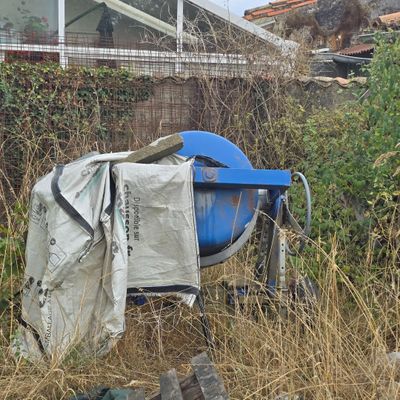 une poubelle posée au milieu d'un jardin