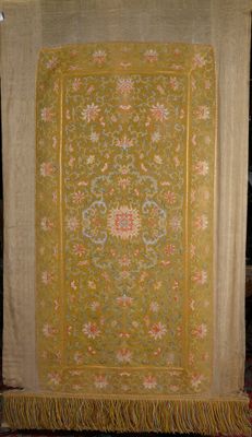 une photo d'un tapis accroché au mur d'une pièce
