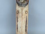 une sculpture en céramique représentant un monstre à cornes