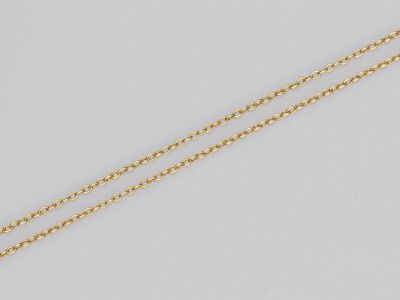 un collier en or 18 carats orné d'un pendentif en diamant