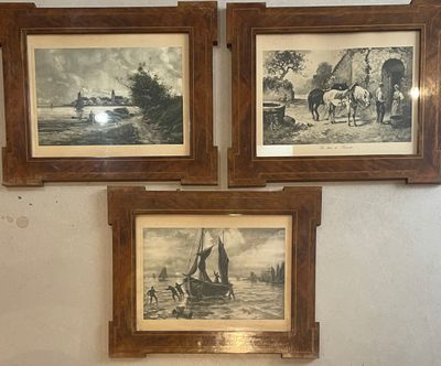 trois tableaux encadrés accrochés au mur d'une pièce