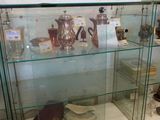 une vitrine en verre contenant divers objets