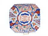 une assiette avec un dessin sur une surface blanche