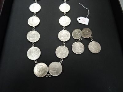 Ensemble composé d'un collier et de boucles d'oreilles en argent, présenté dans un coffret noir