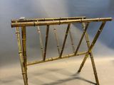 une étagère en bambou conçue pour donner l'impression d'être en bois