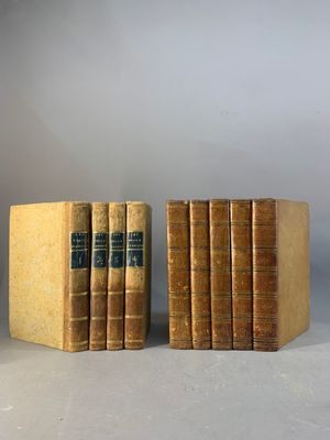 trois livres sont empilés sur une table
