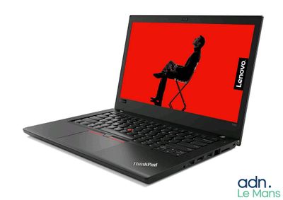 un ordinateur portable noir avec un écran rouge sur fond blanc