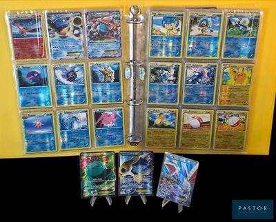 de nombreuses cartes Pokémon exposées dans un classeur