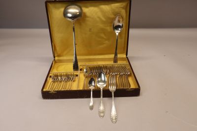 l'argenterie dans un coffret avec des cuillères et des cuillères à l'intérieur