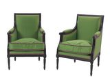 une paire de fauteuils rembourrés verts