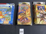 Trois cartes à collectionner Pokémon sont posées sur une table, accompagnées d'une étiquette de prix