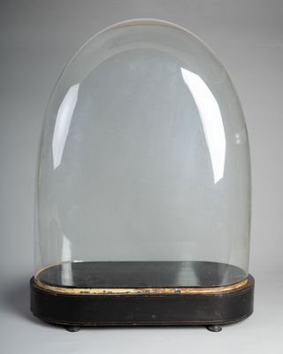 une image représentant un dôme en verre posé sur un socle en bois