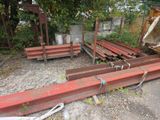 une pile de bancs en bois posée au milieu d'une cour