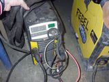une personne qui travaille sur une machine dans le garage