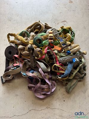 un tas d'objets divers éparpillés par terre