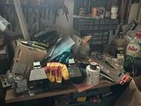 un garage encombré, rempli de bric-à-brac et d'outils