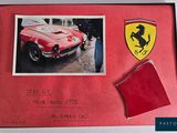 une photo d'une voiture rouge arborant un logo Ferrari