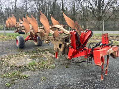 une photo d'un tracteur avec une charrue attelée à l'arrière