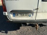 une camionnette blanche garée sur le bord de la route