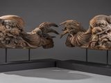 sculptures représentant deux oiseaux posés sur un socle, sur une surface grise