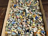 une boîte en carton remplie d'une multitude d'aimants de toutes sortes
